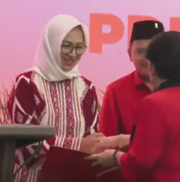 Bakal calon gubernur Banten, Airin Rachmi Diany, resmi menerima surat rekomendasi dari Dewan Pimpinan Pusat (DPP) PDI Perjuangan untuk maju dalam Pemilihan Gubernur (Pilgub) Banten 2024 Bakal calon gubernur Banten, Airin Rachmi Diany, resmi menerima surat rekomendasi dari Dewan Pimpinan Pusat (DPP) PDI Perjuangan untuk maju dalam Pemilihan Gubernur (Pilgub) Banten 2024