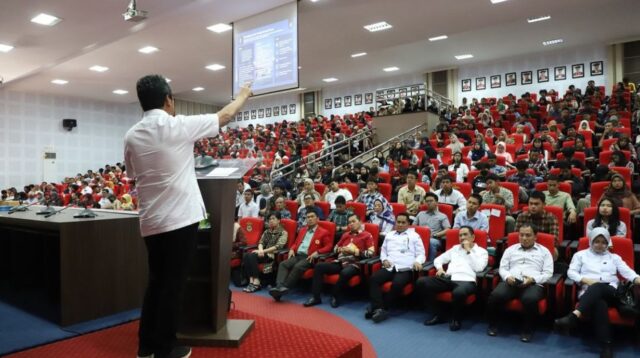 Kuliah Umum di Unhas, MKP Tekankan Pentingnya Ekonomi Biru untuk Keberlanjutan dan Kesejahteraan