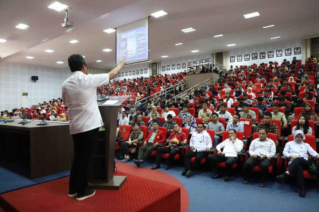 Kuliah Umum di Unhas, MKP Tekankan Pentingnya Ekonomi Biru untuk Keberlanjutan dan Kesejahteraan