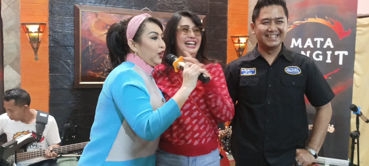 Peluncuran single Pecel Stasiun Madiun yang dinyanyikan duet keren panglima Langit dan Penyanyi senior Ratna Listy berlangsung sukses, tidak hanya dihadiri oleh Sobat Mata Langit (fans Mata Langit) tapi uga artis dan pesohor ibukota.