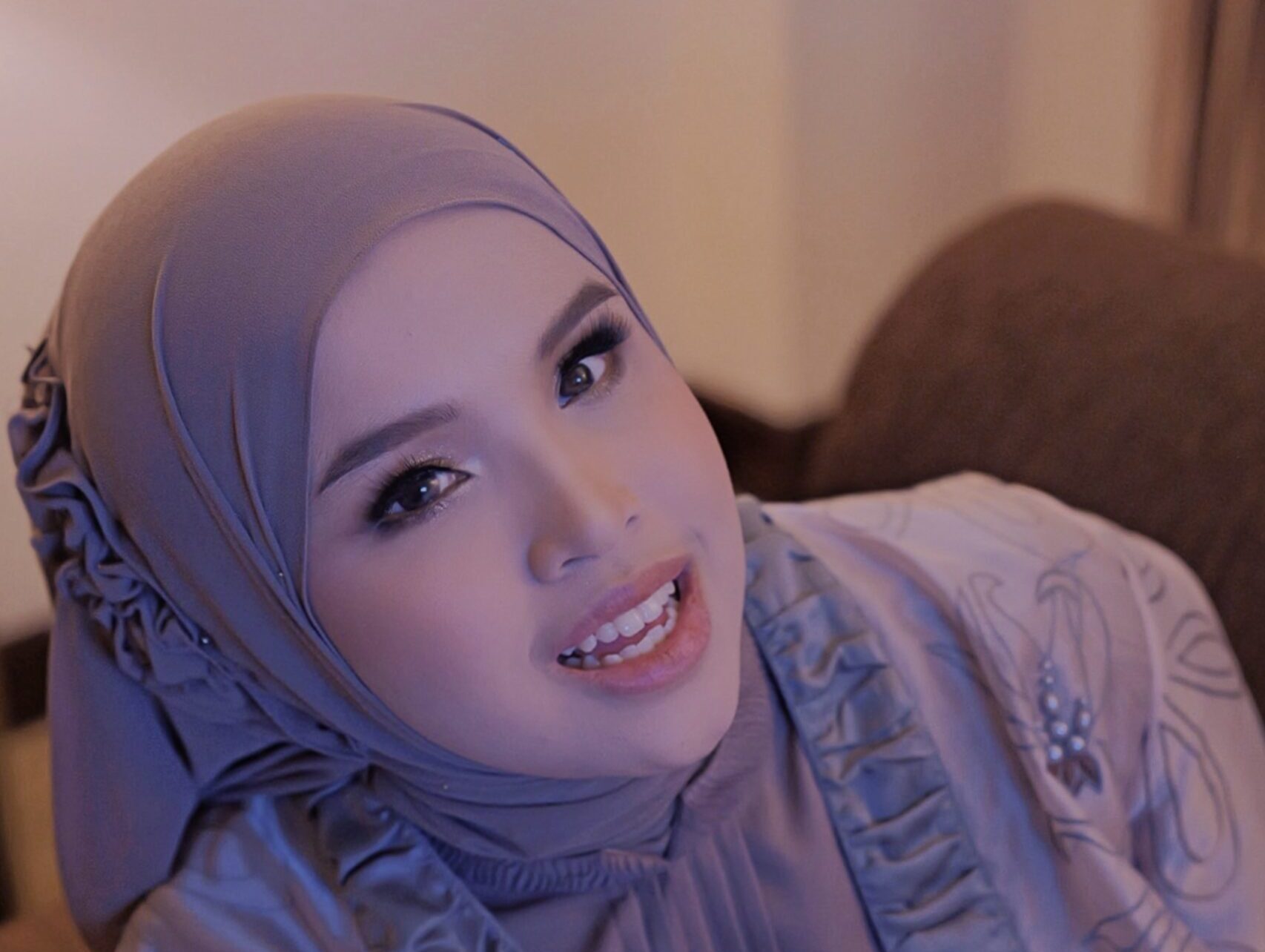 Putri Ariani Berbagi Cinta Kasih Lewat Single Senyumannya Tutupi Semua Lelah