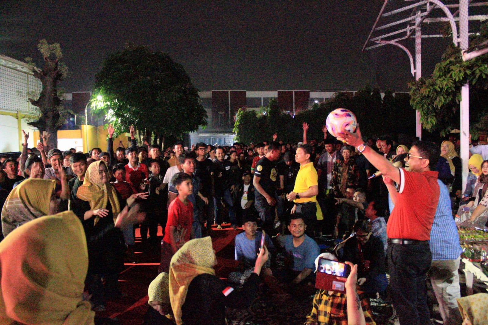 Nobar Bersama Ribuan Warga dan Benteng Mania Sachrudin Bagi-Bagi Bola dan Doorprize