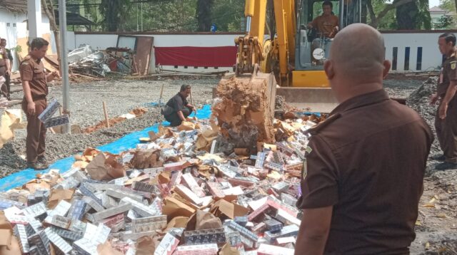 Kejaksaan Kabupaten Tangerang Hancurkan 39.325 Bungkus Rokok Ilegal