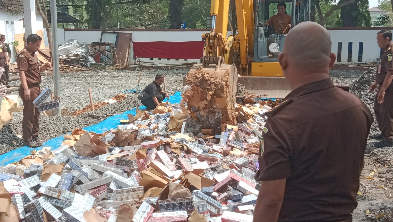 Kejaksaan Kabupaten Tangerang Hancurkan 39.325 Bungkus Rokok Ilegal