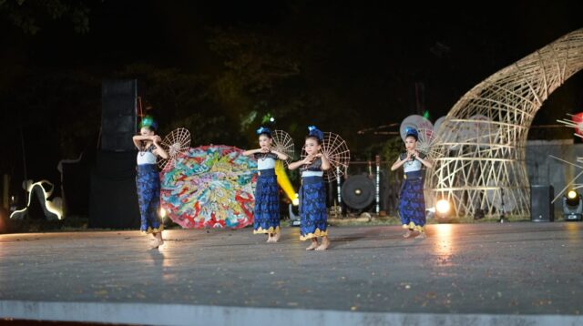 Tarian Kembang Kendeng Kanekes Karya Sanggita Kencana Budaya, Warnai Festival Payung Indonesia 2024