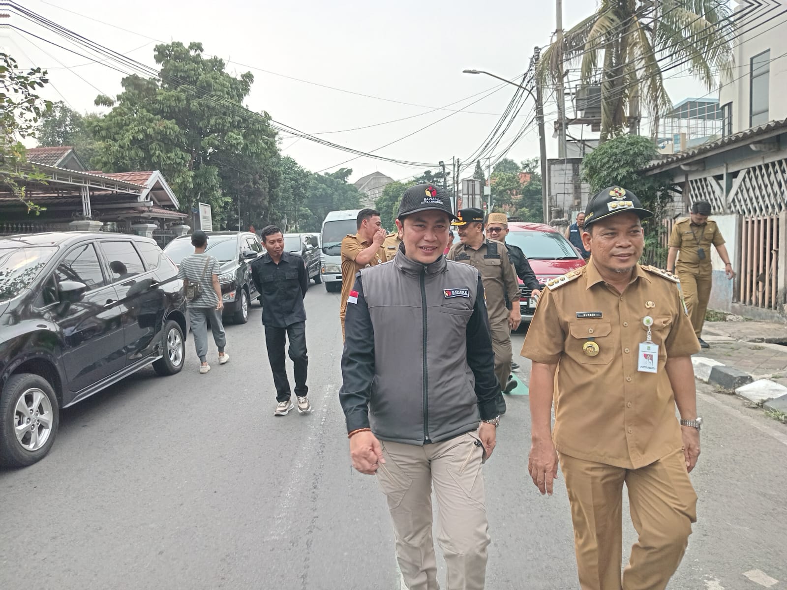 Bawaslu Kota Tangerang Tertibkan APK Pilkada Kota Tangerang