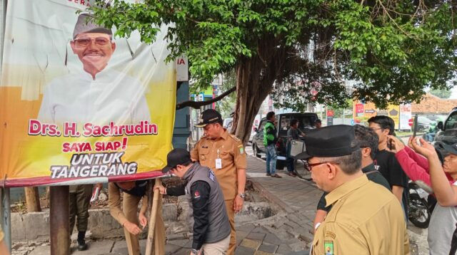 Bawaslu Kota Tangerang Tertibkan APK Pilkada Kota Tangerang