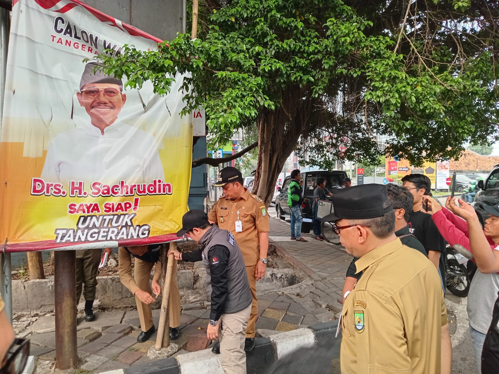 Bawaslu Kota Tangerang Tertibkan APK Pilkada Kota Tangerang