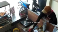 Handphone Pegawai Kios Ayam Goreng di Ciledug Raib Dicuri, Aksinya Terekam CCTV