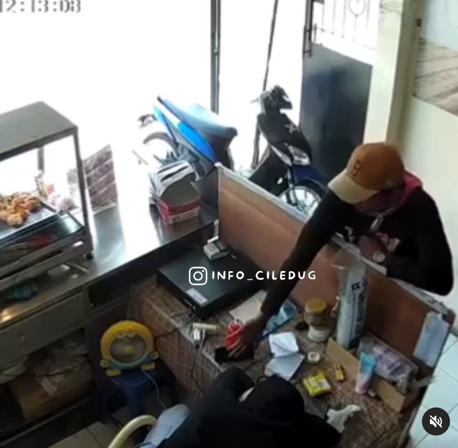Handphone Pegawai Kios Ayam Goreng di Ciledug Raib Dicuri, Aksinya Terekam CCTV
