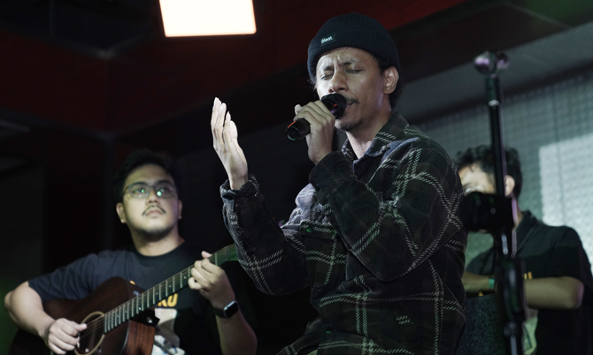 Raim Laode Luncurkan Kado Spesial Lagu “Abangku” untuk Kakaknya Tercinta Raim Laode Luncurkan Kado Spesial Lagu “Abangku” untuk Kakaknya Tercinta