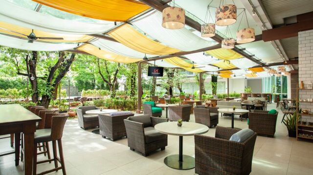 Bagi Anda yang sedang mencari tempat meeting atau hangout di kawasan selatan Jakarta dengan suasana alami, Jade Lounge & Terrace yang terletak di lobby level Swiss-Belresidences Kalibata adalah pilihan sempurna.