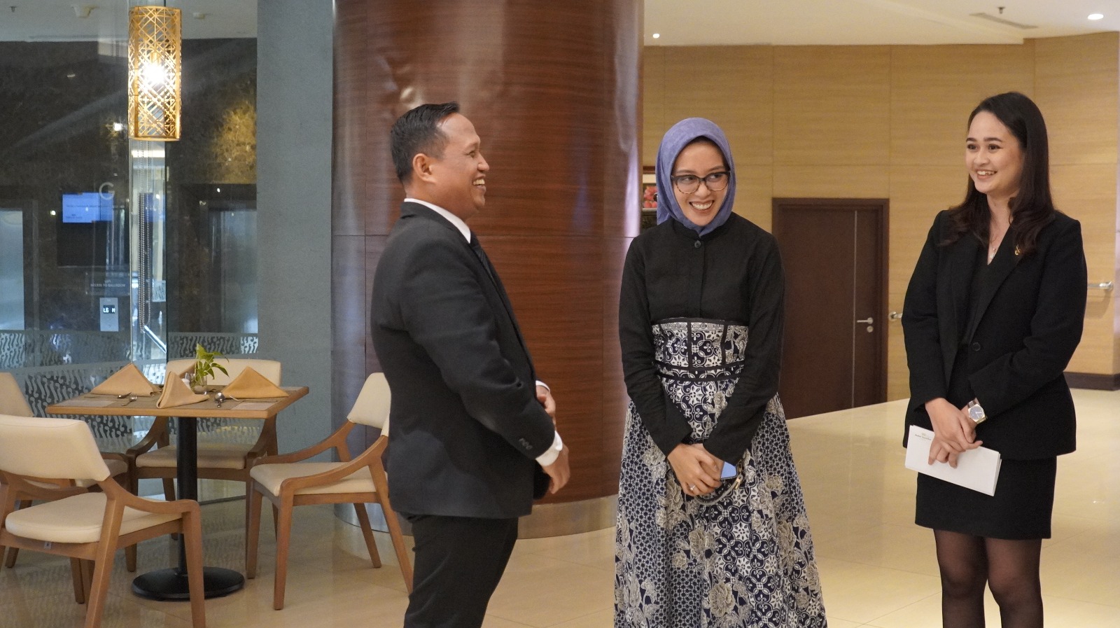 Workshop Ecoprint di Santika Bintaro, Meriahkan Hari Batik Nasional