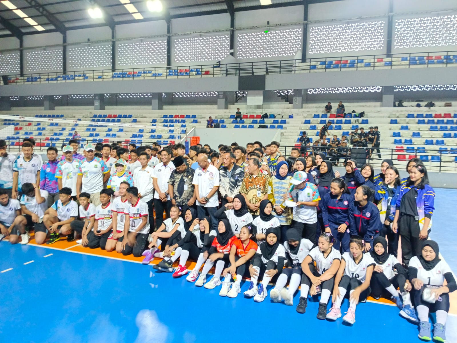 Turnamen voli antar klub se-Indonesia Wali Kota Cup 2024 yang digelar oleh Legend Voli Banten Jabar Jakarta Jateng Jatim dan Yogyakarta (LV BJ4Y) resmi dimulai di Kota Tangerang pada Kamis, 24 Oktober 2024.