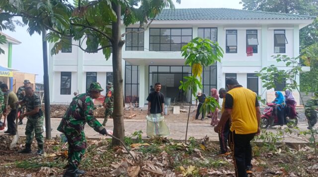 Karya Bakti HUT TNI ke-79, TNI-Polri Ajak Warga Budayakan Kebersihan Lingkungan