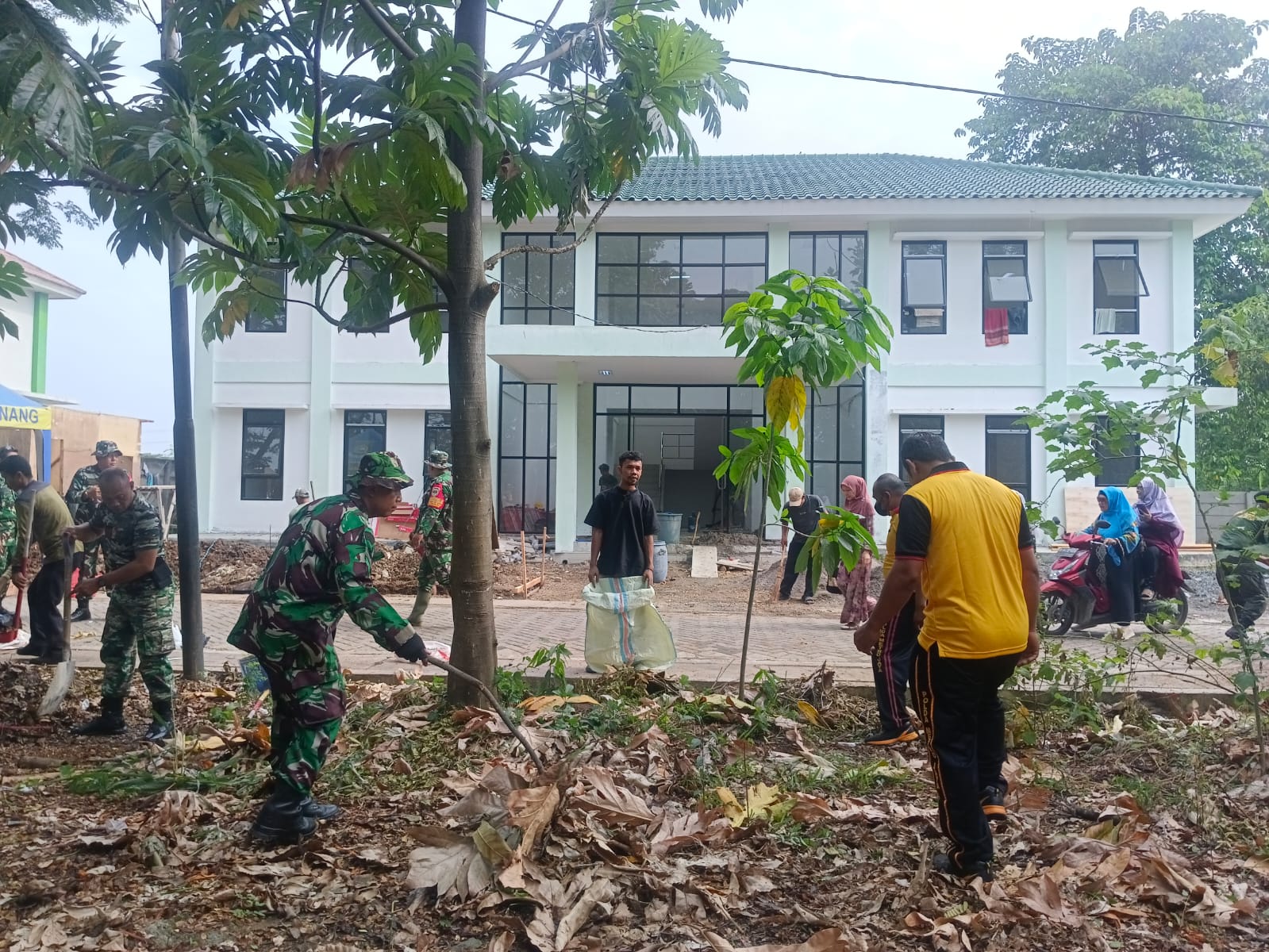 Karya Bakti HUT TNI ke-79, TNI-Polri Ajak Warga Budayakan Kebersihan Lingkungan