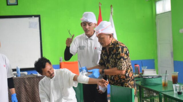 Guru SMA Al Ayaniyah Diajari Pertolongan Pertama oleh PMI Kota Tangerang