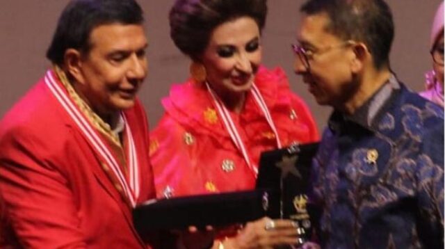 Raam Punjabi Terima Anugerah Bintang Prasasti dari Anugerah Bintang Prasasti