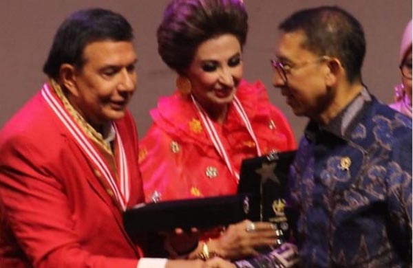 Raam Punjabi Terima Anugerah Bintang Prasasti dari Anugerah Bintang Prasasti Raam Punjabi Terima Anugerah Bintang Prasasti dari Anugerah Bintang Prasasti