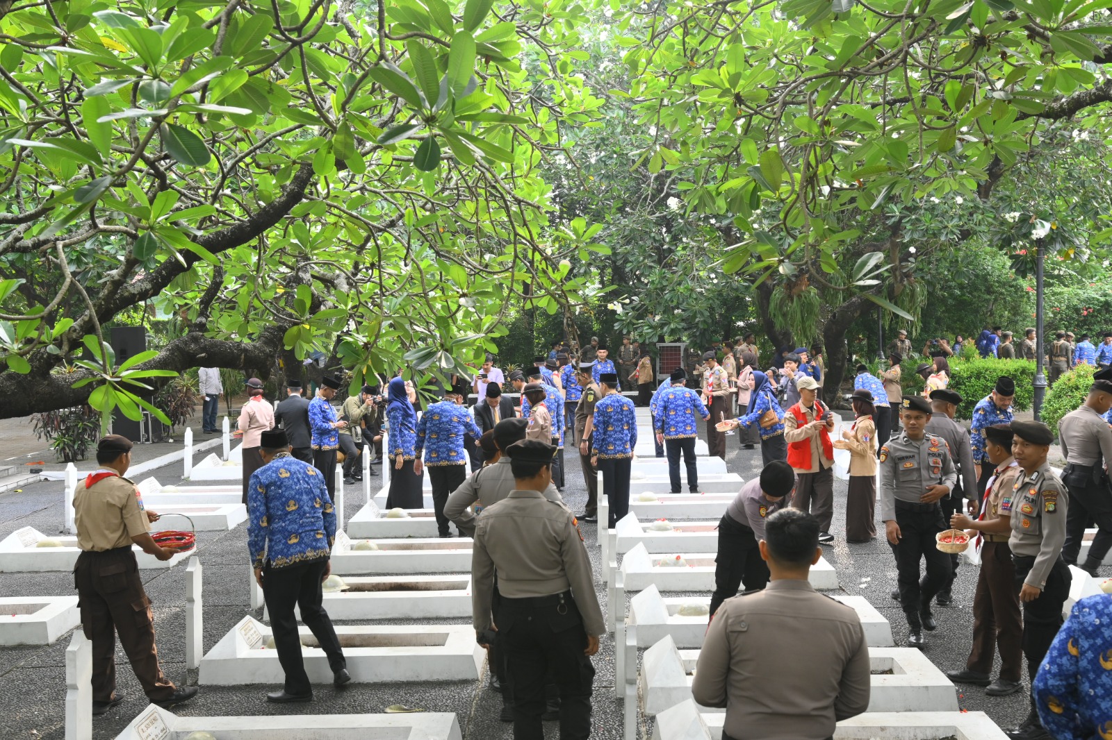 Pemkot Tangerang Peringati Hari Pahlawan dengan Upacara Khidmat dan Tabur Bunga