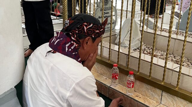 Menjelang peringatan Hari Pahlawan yang akan diperingati pada 10 November mendatang, Calon Bupati Tangerang, Moch Maesyal Rasyid melakukan ziarah ke makam Pahlawan Nasional Raden Aria Wangsakara
