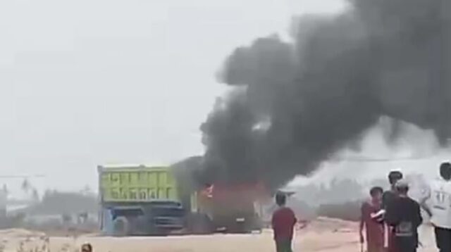 Truk Tabrak Ibu dan Anak di Tangerang, Warga Mengamuk Kendaraan Dibakar