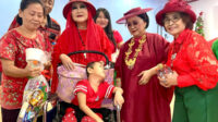 Peringati Hari Ibu, Erna Santoso Berbagi Kado Natal di GBI Mawar Saron Sewan Tangerang Peringati Hari Ibu, Erna Santoso Berbagi Kado Natal di GBI Mawar Saron Sewan Tangerang