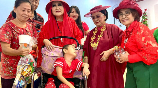 Peringati Hari Ibu, Erna Santoso Berbagi Kado Natal di GBI Mawar Saron Sewan Tangerang
