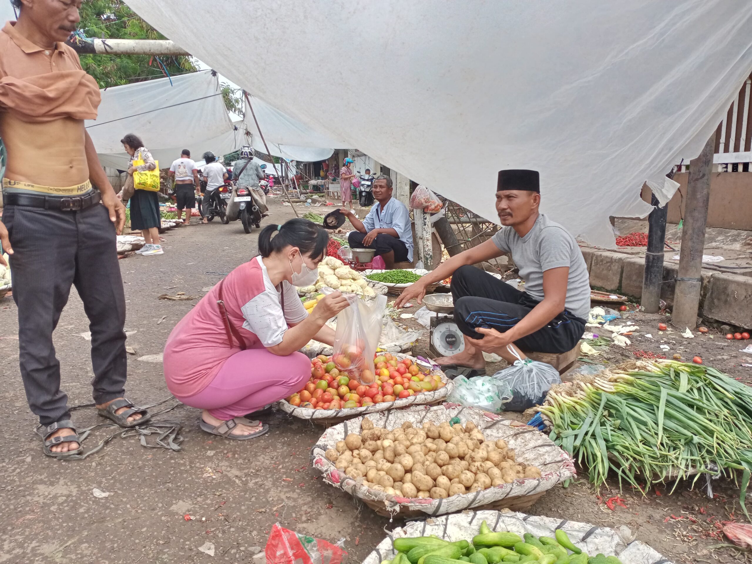 Menjelang perayaan Natal dan Tahun Baru 2025, harga sejumlah komoditi sembilan bahan pokok atau sembako di Kota Tangerang