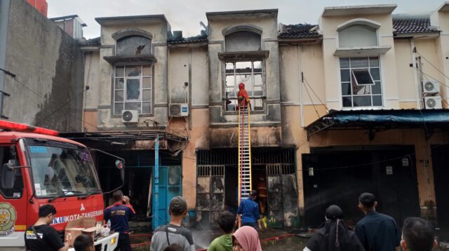 Kebakaran Melahap Ruko Plastik di Poris dan Merembet ke Bangunan Sekolah Dasar
