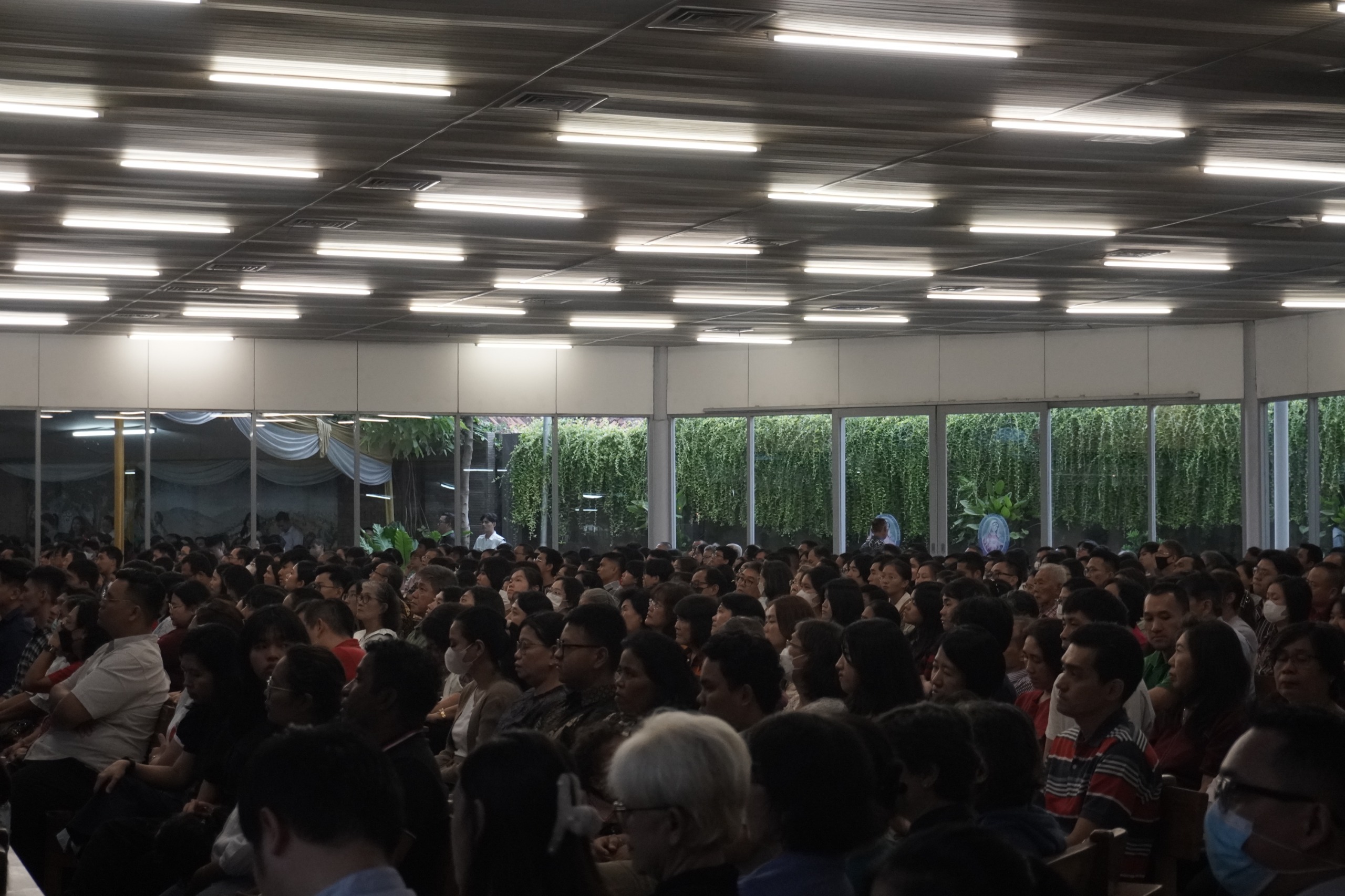 Suasana Khidmat Misa Malam Natal 2024 di Gereja Santa Maria Kota Tangerang