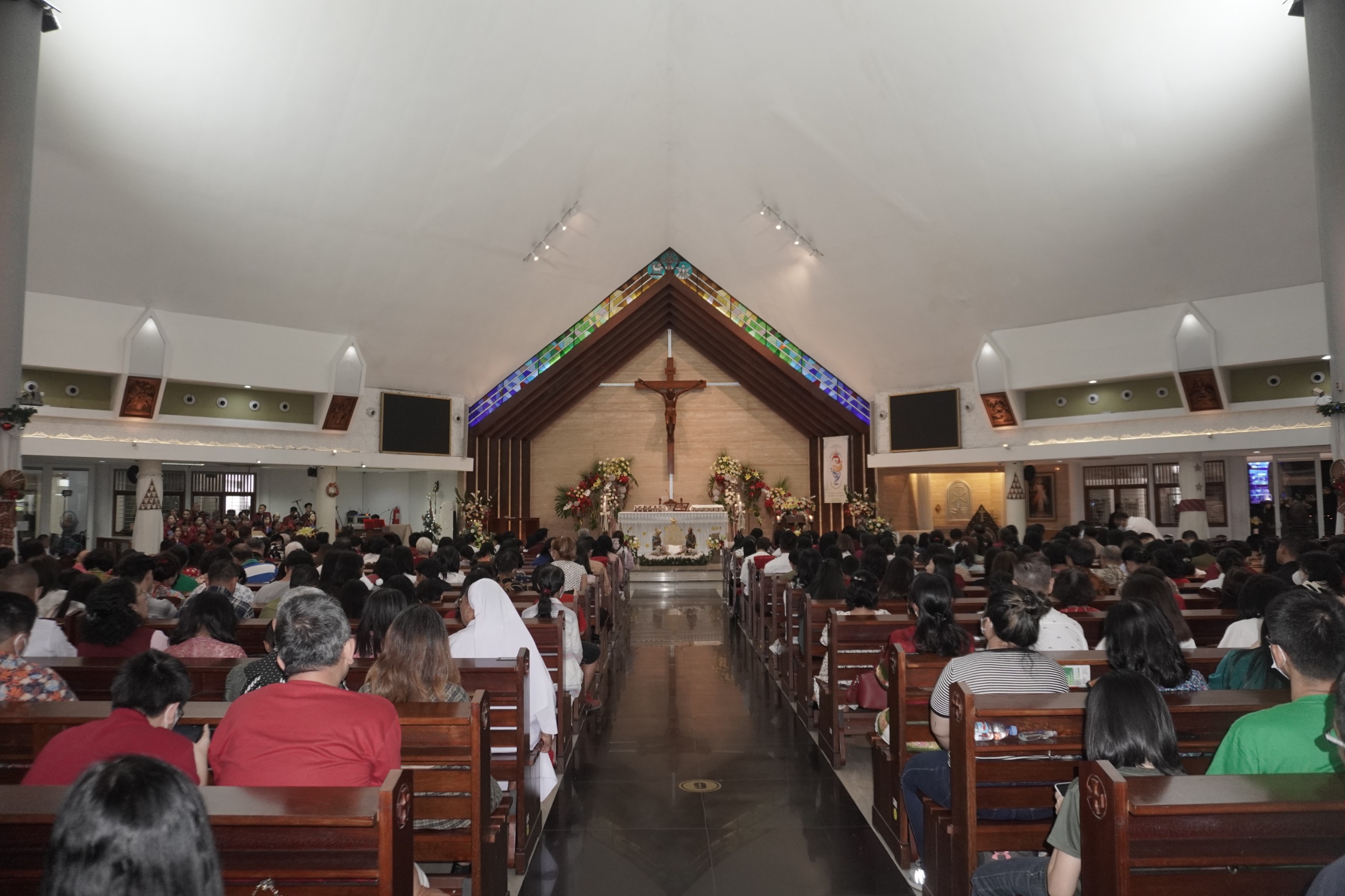 Suasana Khidmat Misa Malam Natal 2024 di Gereja Santa Maria Kota Tangerang