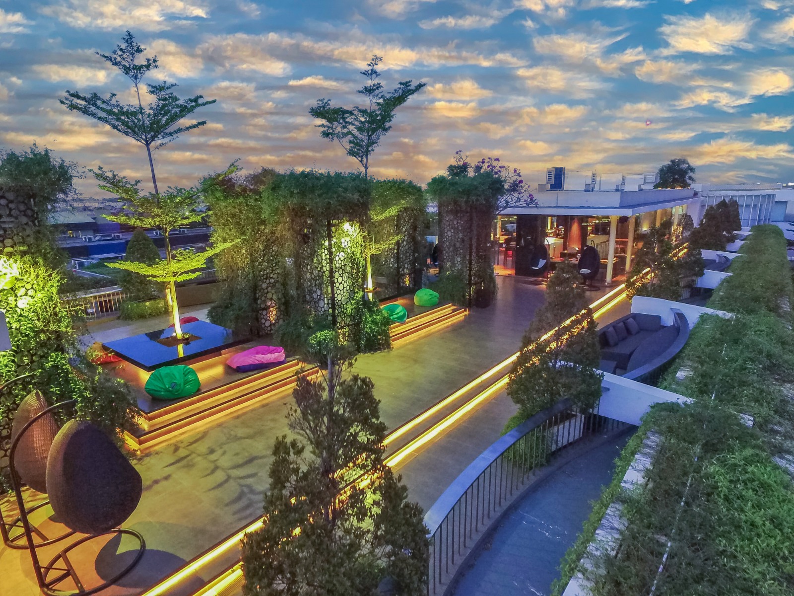 Montezuma Rooftop Lounge di FM7 Resort Hotel, Pilihan Menarik untuk Merayakan Tahun Baru 2025