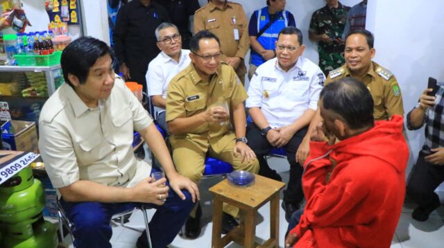 Menteri PKP dan Mendagri Ngopi Bareng dan Bagi-bagi Sembako ke Warga di Cipta Griya Kedaung