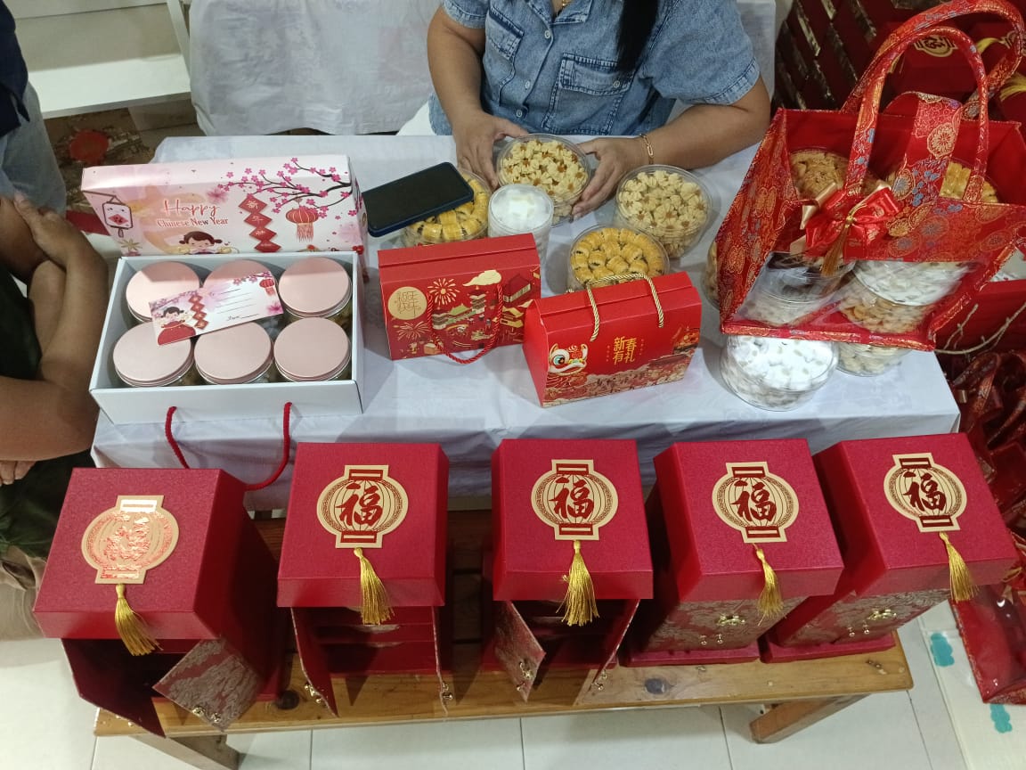 Kue Khas Imlek Laris hingga Ribuan Toples