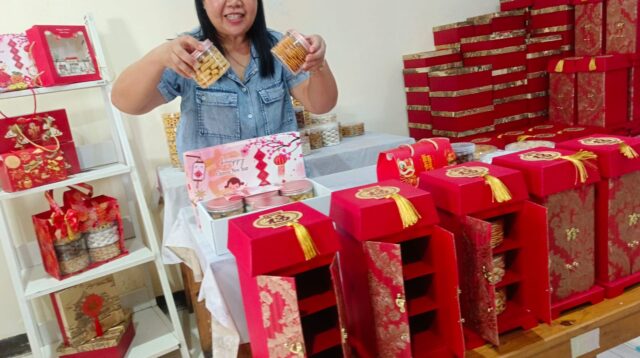 Kue Khas Imlek Laris hingga Ribuan Toples