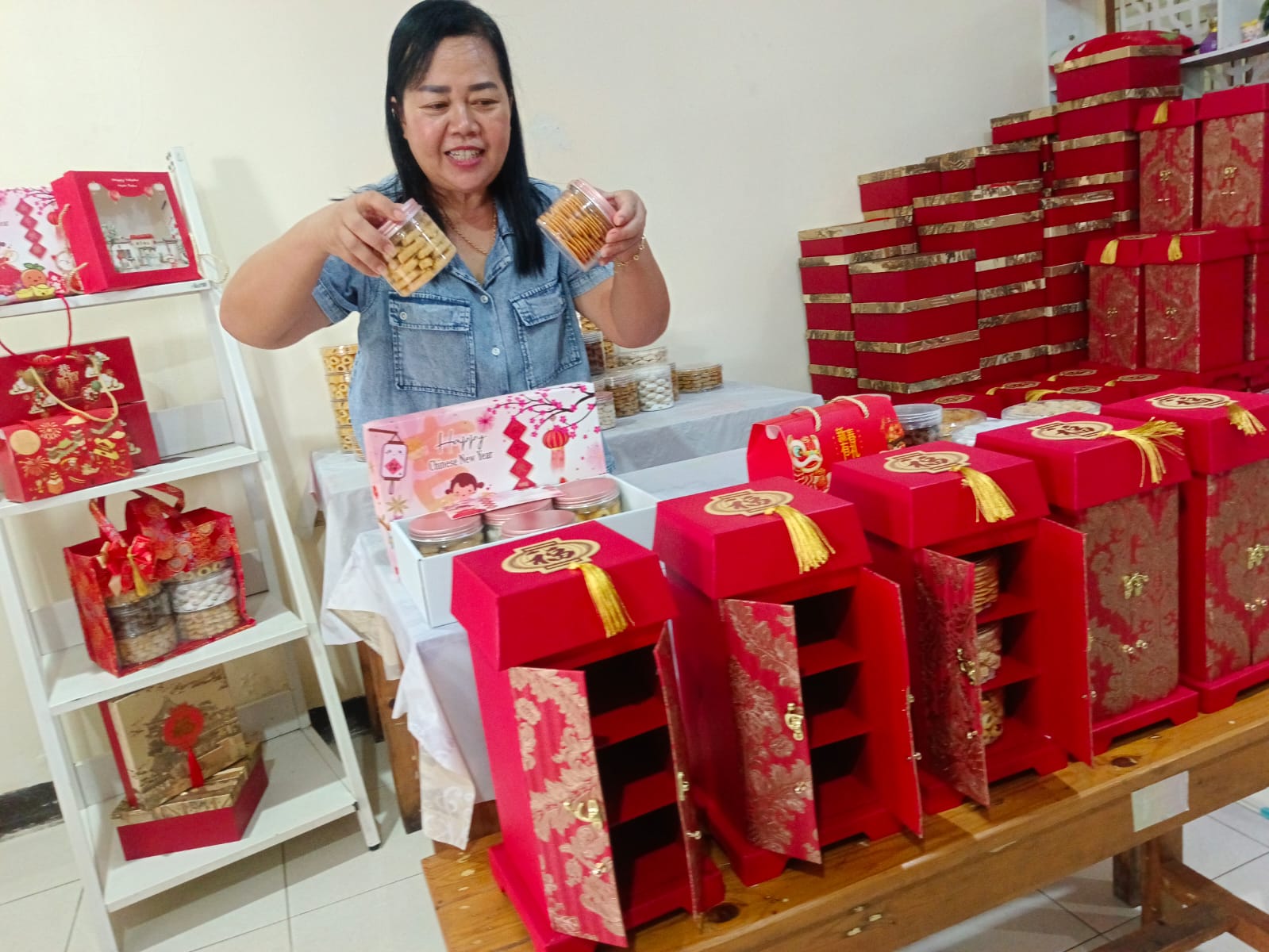 Kue Khas Imlek Laris hingga Ribuan Toples