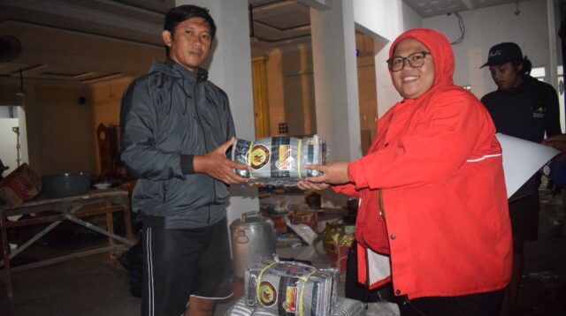 Satgana PMI Kota Tangerang Salurkan Bantuan Korban Banjir