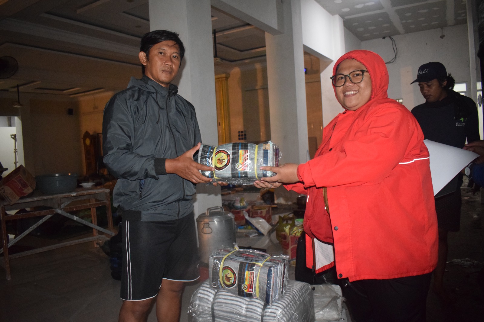 Satgana PMI Kota Tangerang Salurkan Bantuan Korban Banjir