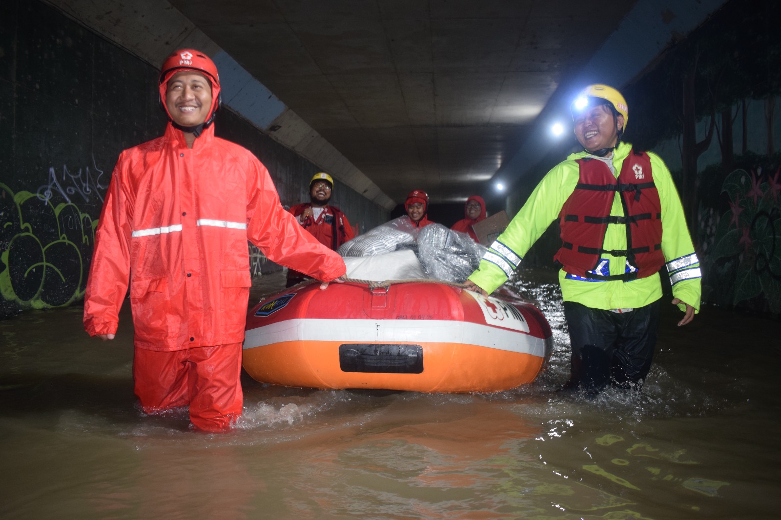 Satgana PMI Kota Tangerang Salurkan Bantuan Korban Banjir