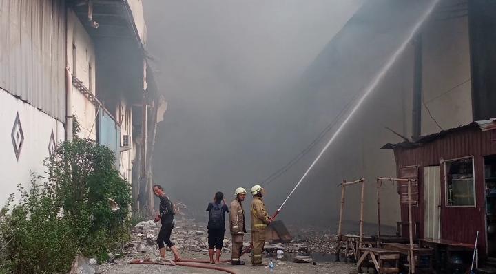 Hal Ini Diduga Penyebab 11 Gudang Terbakar di Pantai Indah Dadap