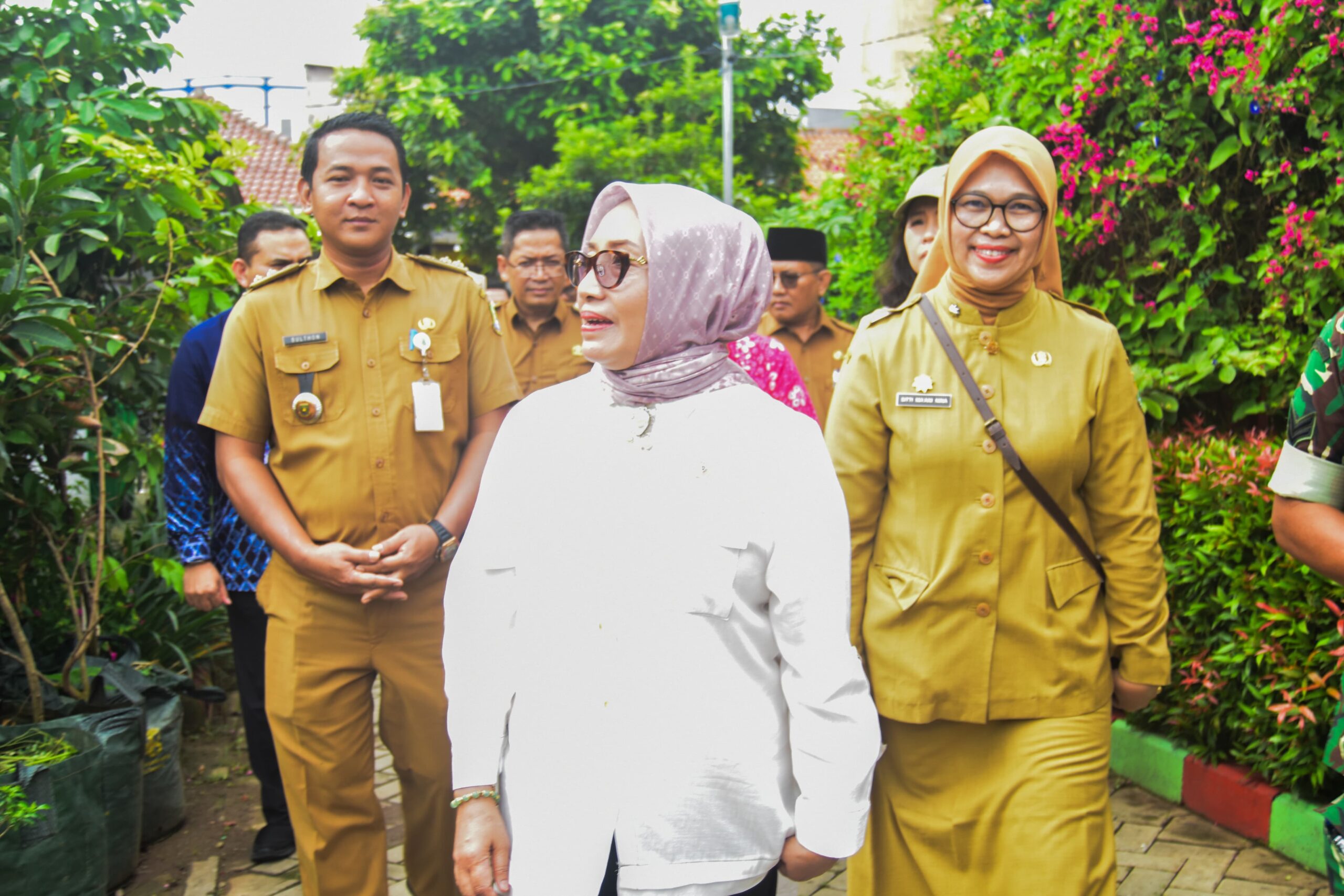 FOTO Panen Pacoy di Jimpitan KB2 Bersama Menteri PPPA Arifah Fauzi (2)