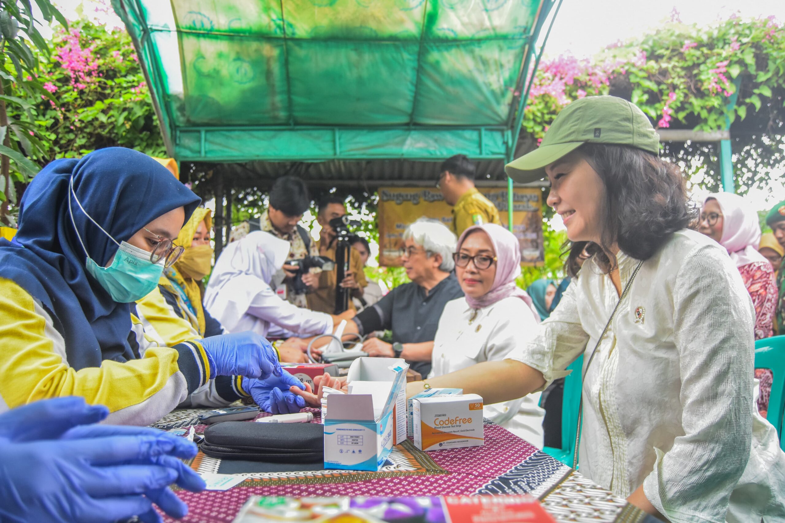 FOTO Panen Pacoy di Jimpitan KB2 Bersama Menteri PPPA Arifah Fauzi (4)