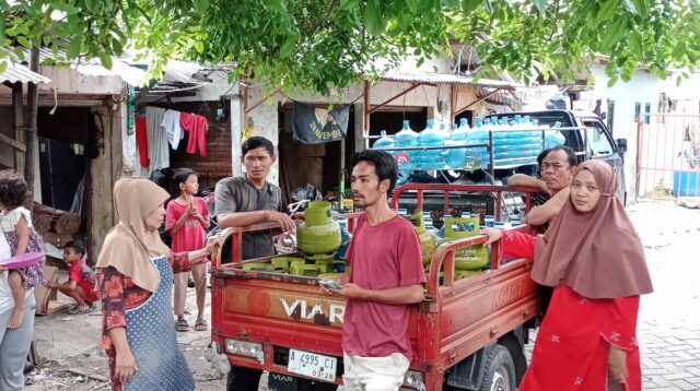 Demi Mendapat Gas LPG 3 Kg, Warga Cipondoh Rela Tidak Masuk Kerja