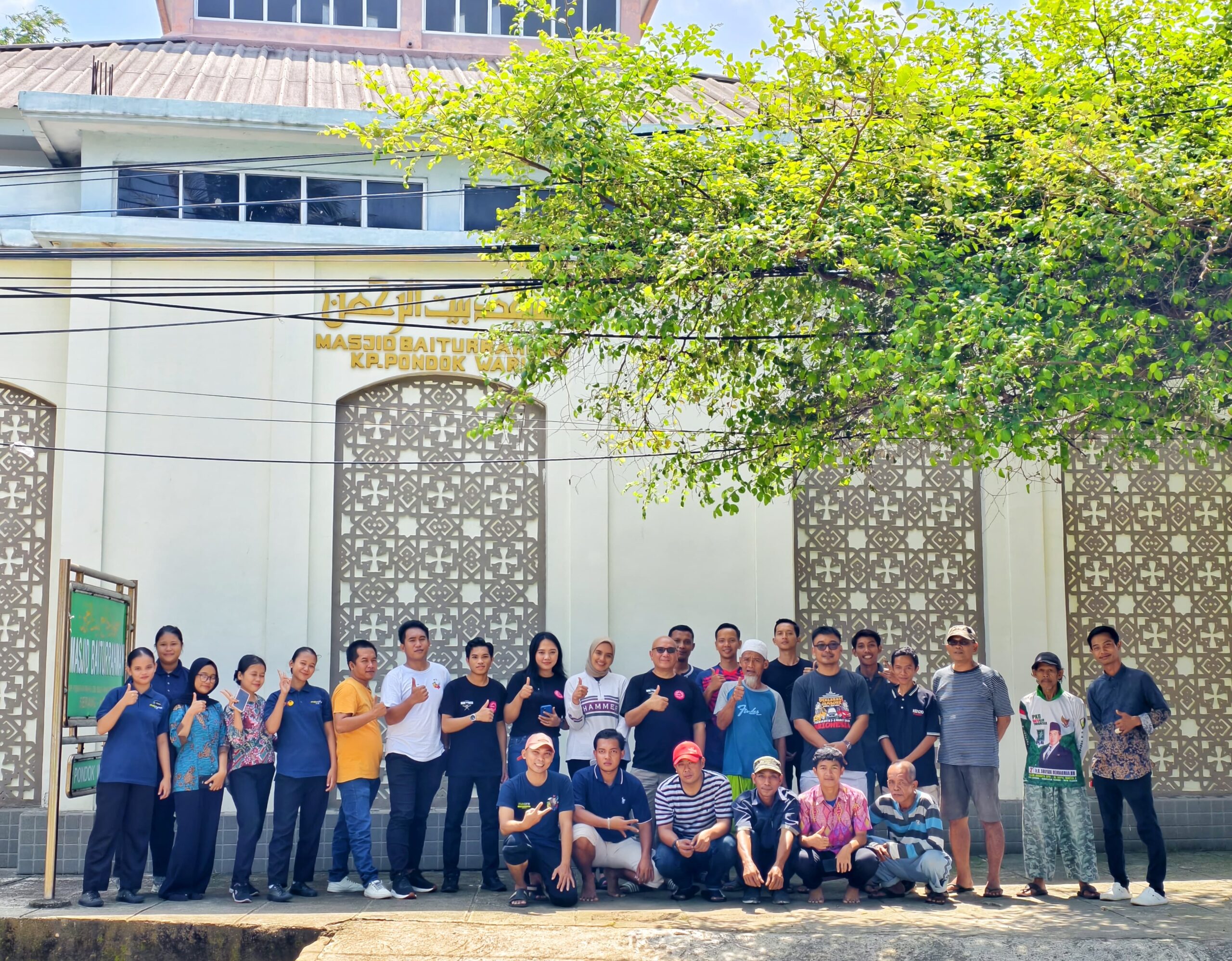 The West Cove Gelar Aksi Peduli Lingkungan: Kerja Bakti Bersihkan Masjid Baiturrahman The West Cove Gelar Aksi Peduli Lingkungan: Kerja Bakti Bersihkan Masjid Baiturrahman
