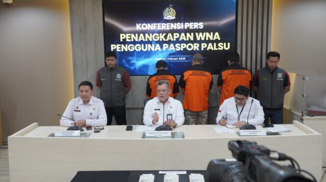 Imigrasi Gagalkan Usaha Tiga WN Pakistan Masuk ke Indonesia dengan Paspor Palsu