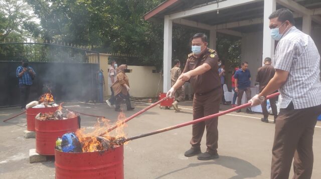 Kejari Kabupaten Tangerang Musnahkan 1 Kilogram Sabu dan 1,3 Kilogram Ganja