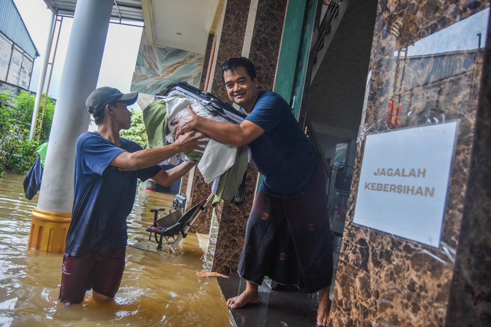 Banjir di Tangerang, Pemkot Salurkan Bantuan ke 250 Kepala Keluarga yang Mengungsi 