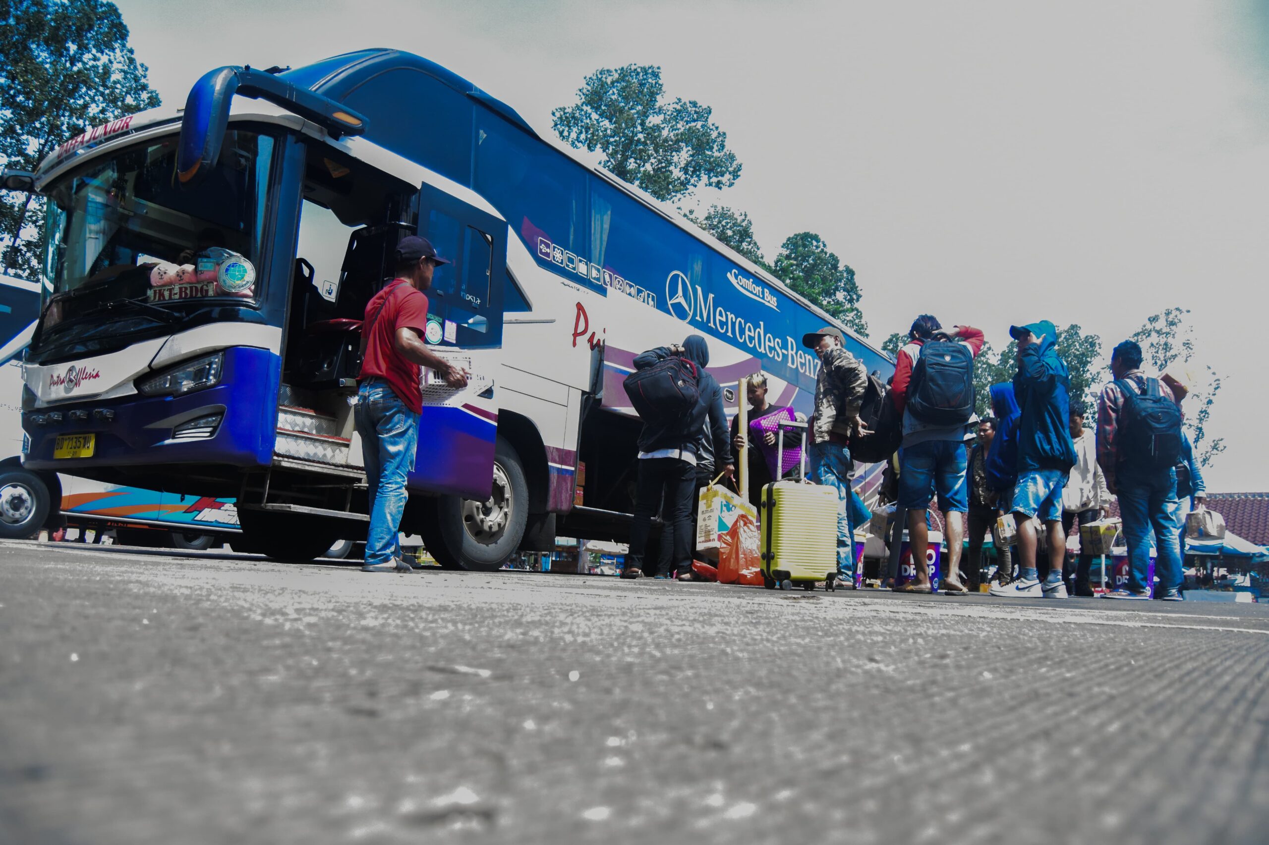 FOTO Pemudik Awal Idul Fitri 1446 Hijriah di Terminal Poris Plawad (1)