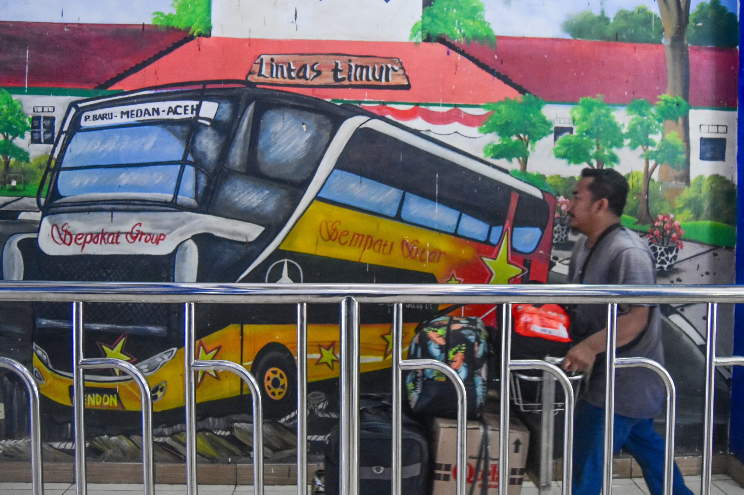 FOTO Pemudik Awal Idul Fitri 1446 Hijriah di Terminal Poris Plawad (3)